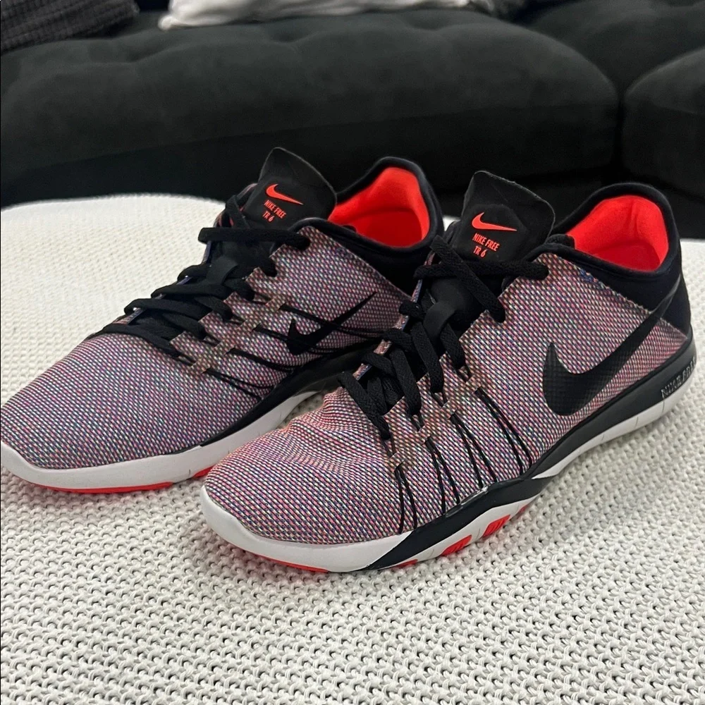 Nike Free TR 6 Black and Red Sneakers